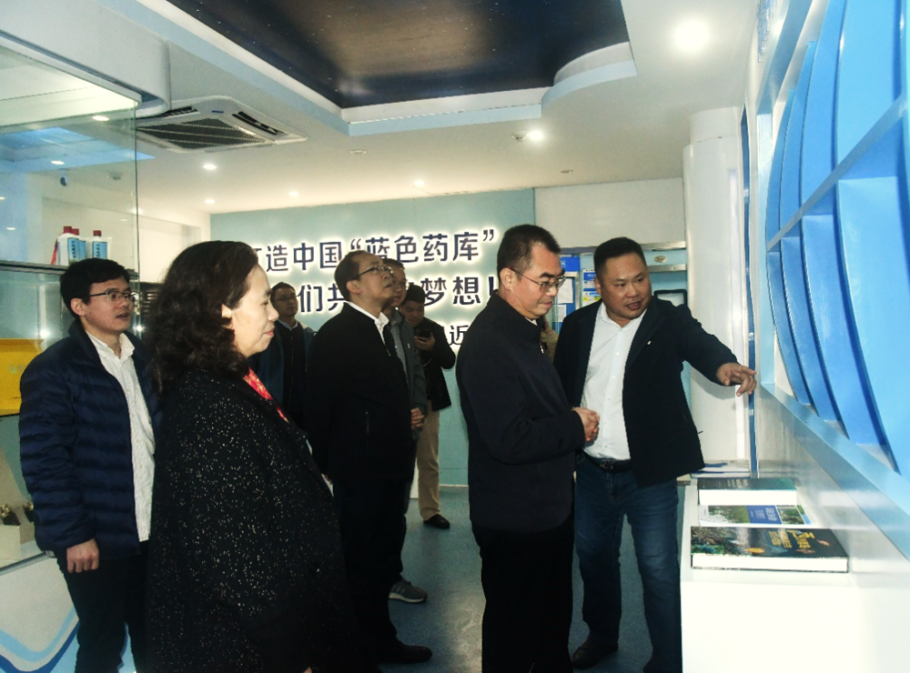 考察海洋药物研究院成果展示厅 考察海洋药物研究院成果展示厅