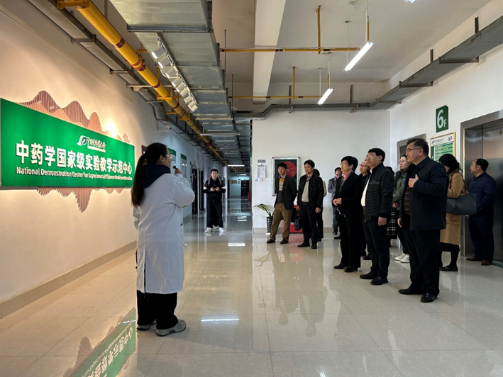 参观中药学国家级实验教学示范中心 参观中药学国家级实验教学示范中心