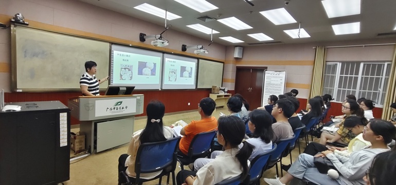 图书馆举办“八桂书香”读书会