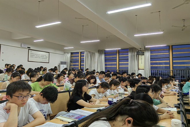 同学们认真倾听讲座