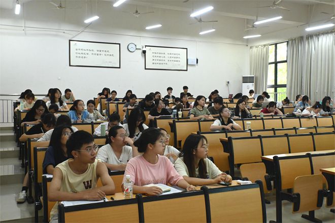 同学们认真听课 同学们认真听课