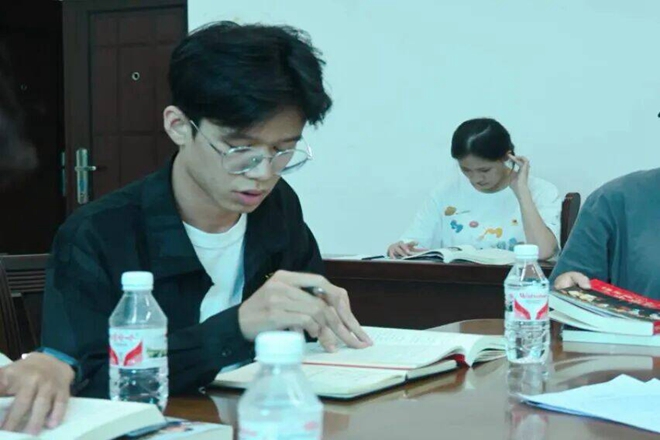 同学们认真听讲 同学们认真听讲