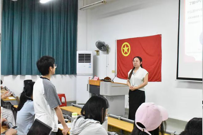 玉华教授与同学们互动_副本
