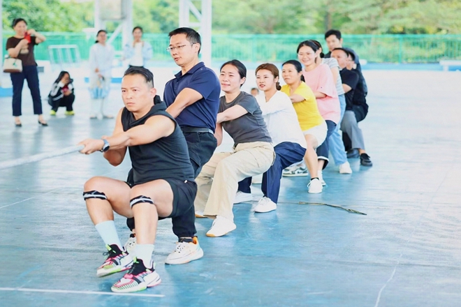老师们与同学们同场拉绳
