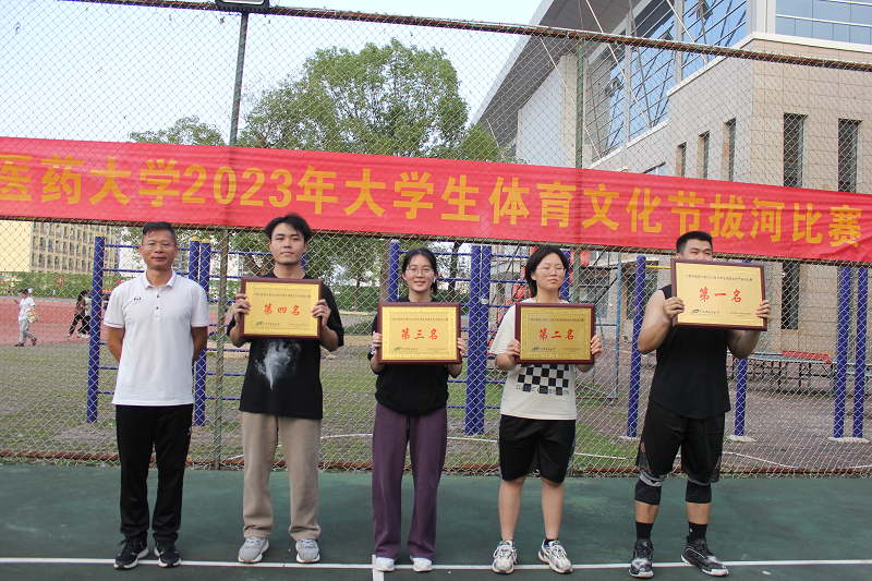 李荣源主任为1——4名代表队颁奖 李荣源主任为1——4名代表队颁奖