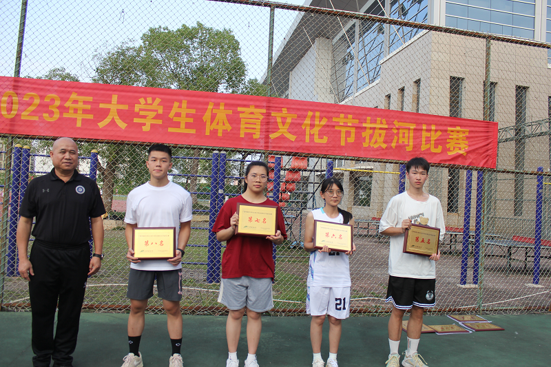 石荣群书记为5--8名代表队颁奖 石荣群书记为5--8名代表队颁奖