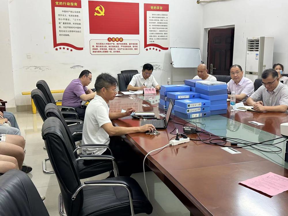 何刚亮听取汇报 何刚亮听取汇报