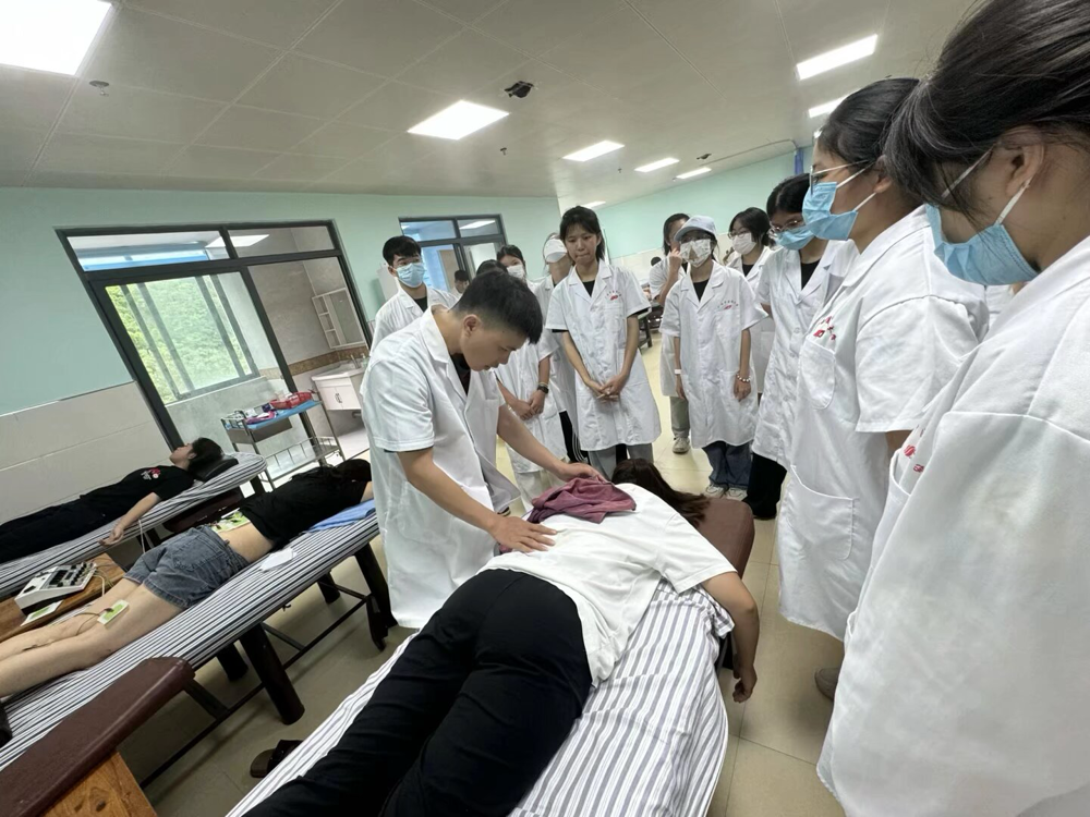 队员们认真学习医生的治疗过程