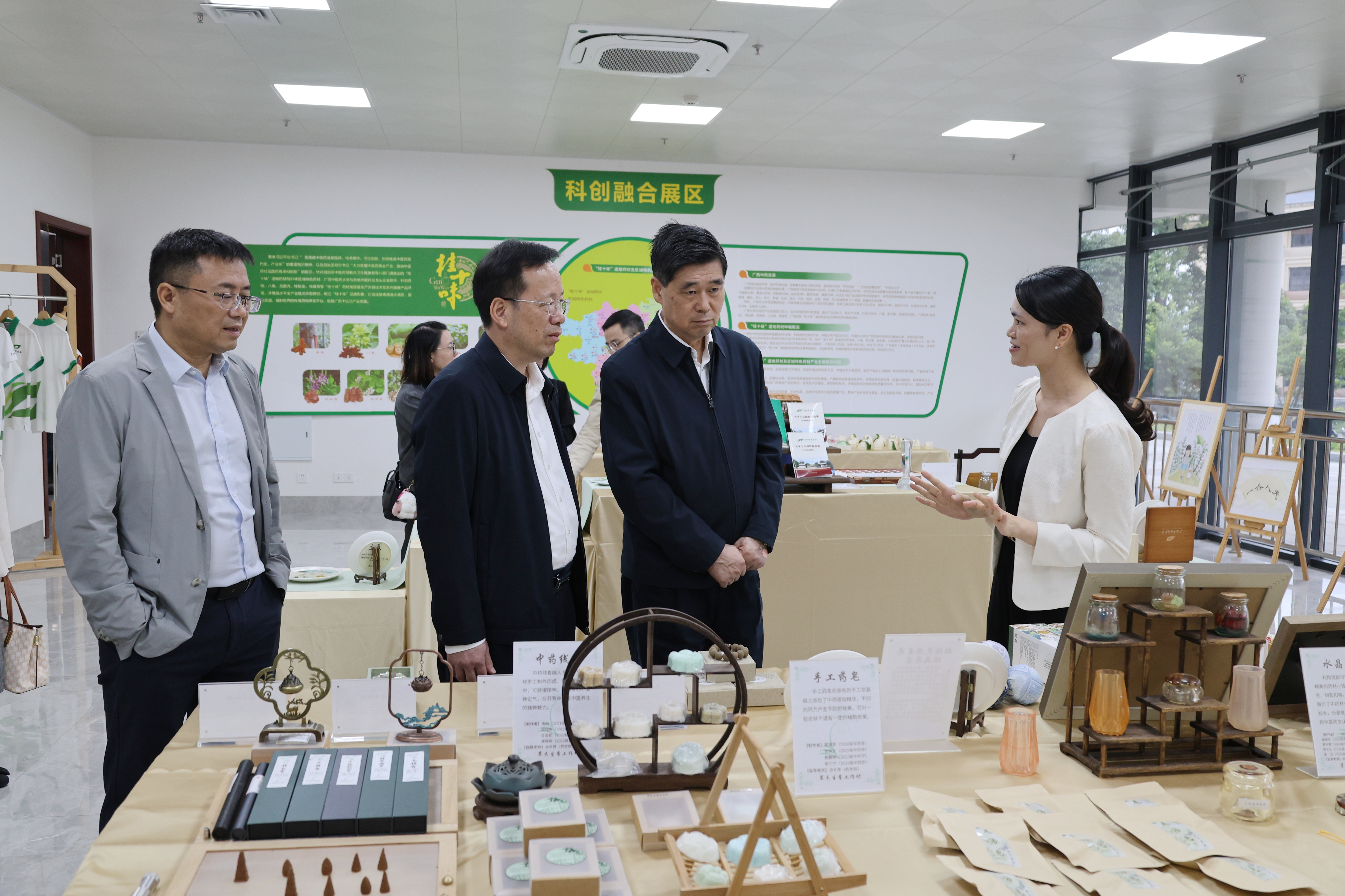 参观创新创业学院展厅