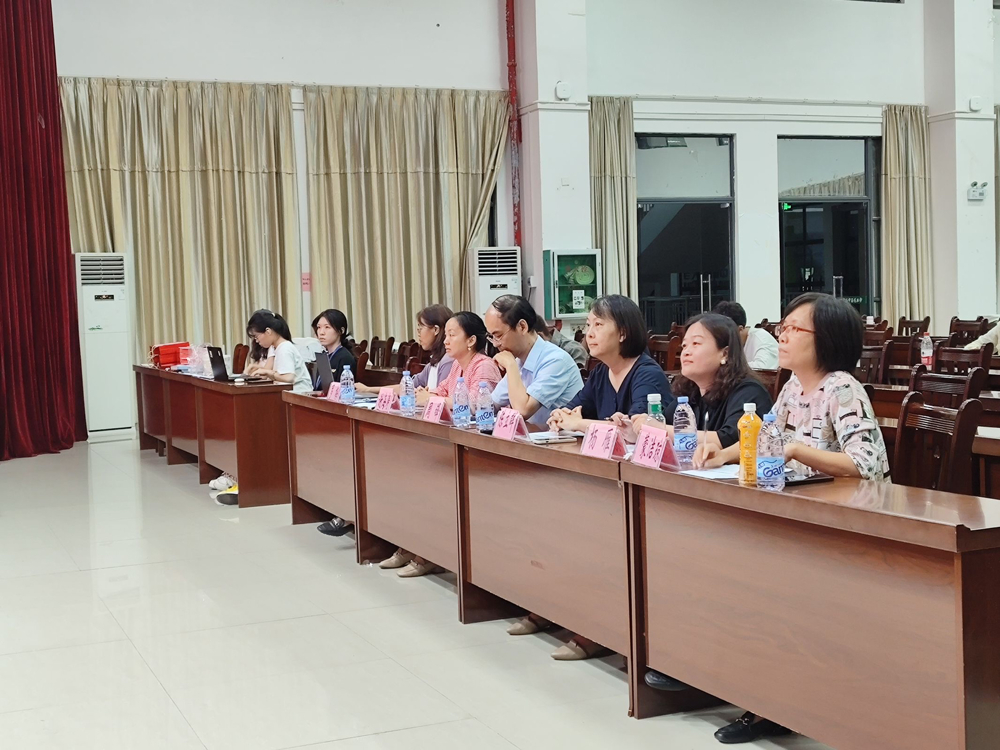 老师们认真打分 老师们认真打分