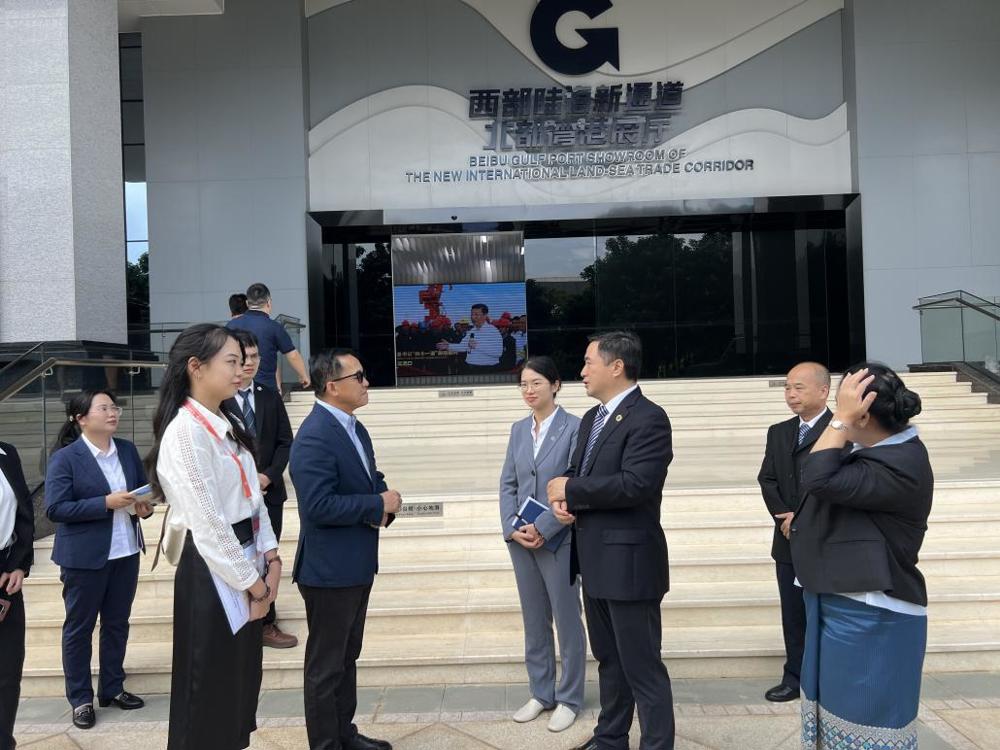 韦舒然为老挝通讯与技术部副部长善迪苏·西玛拉翁博士提供陪同口译服务 韦舒然为老挝通讯与技术部副部长善迪苏·西玛拉翁博士提供陪同口译服务