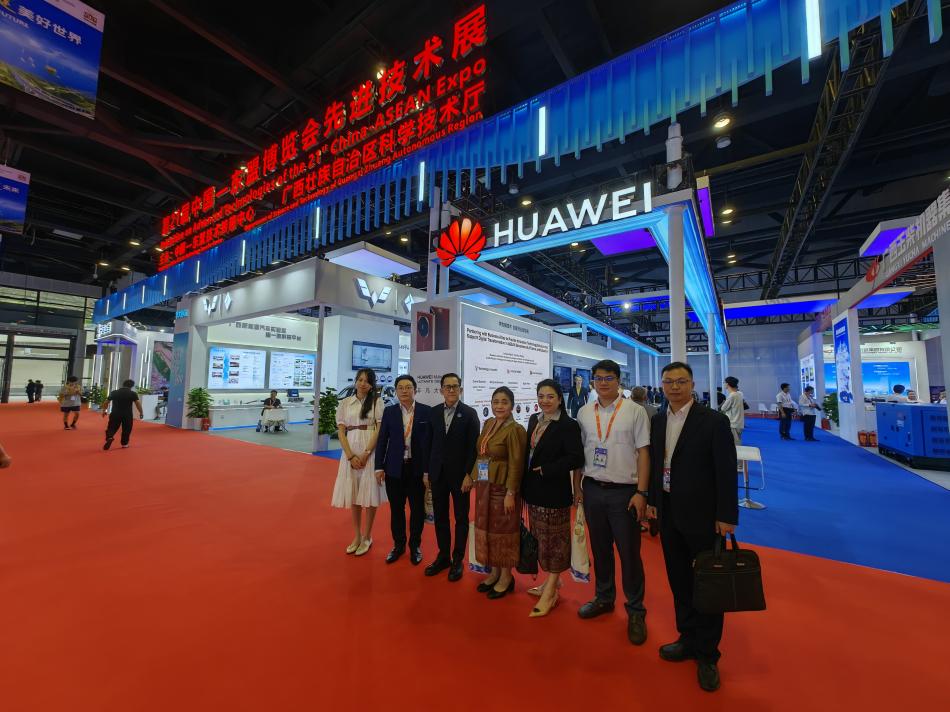 韦舒然陪同老挝通讯与技术部代表团参观中国-东盟博览会先进技术展 韦舒然陪同老挝通讯与技术部代表团参观中国-东盟博览会先进技术展