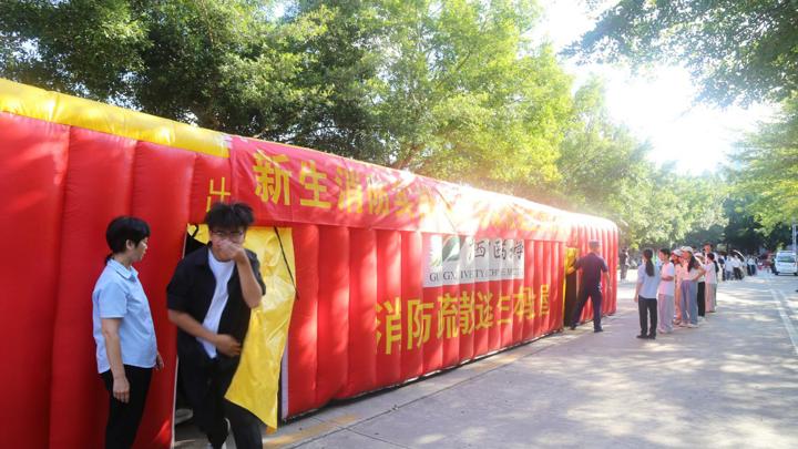 学校开展2026级新生消防安全知识培训暨消防灭火实操、应急疏散逃生演练活动