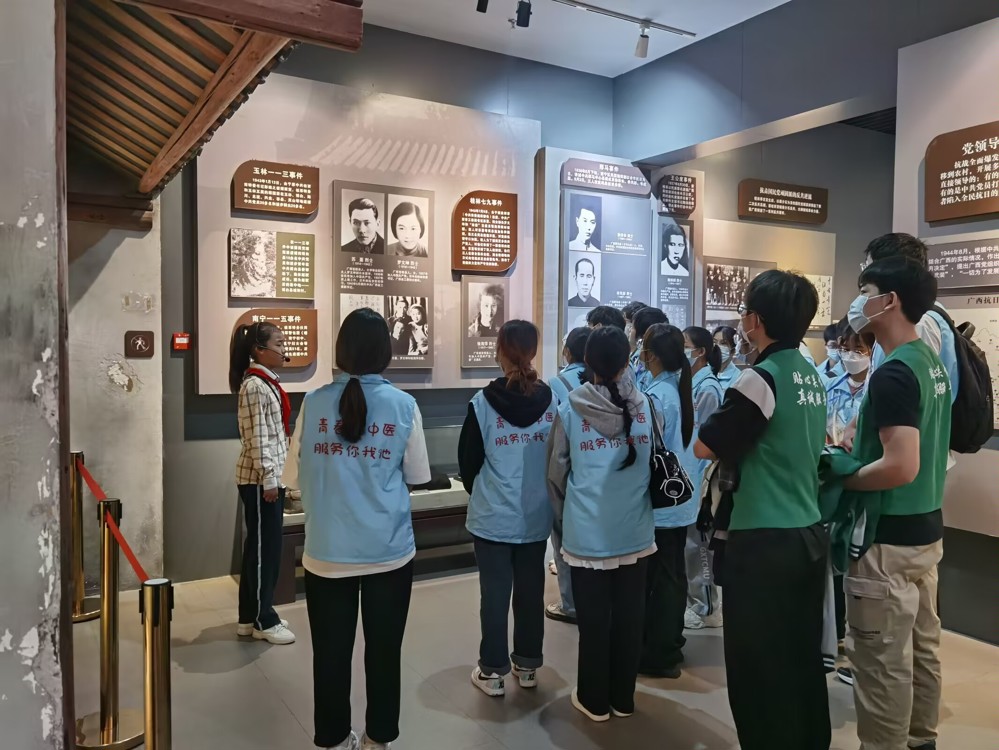 同学们跟随讲解员参观纪念馆1 同学们跟随讲解员参观纪念馆1