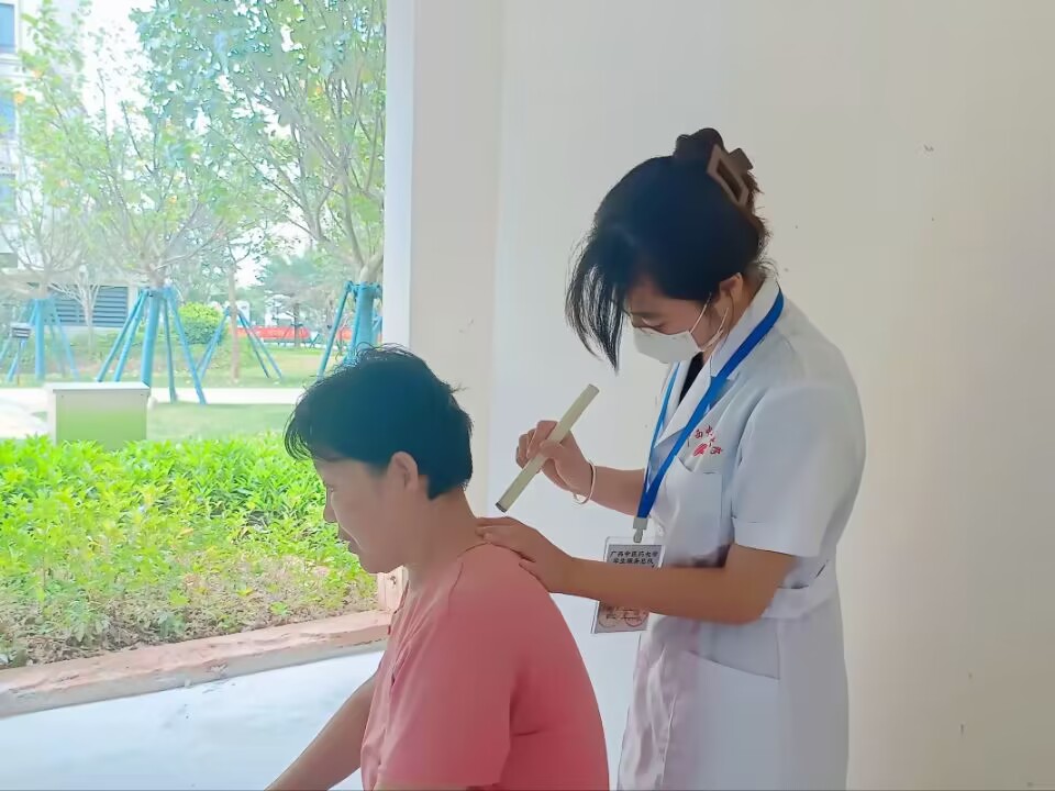 同学正在为社区居民进行艾灸 同学正在为社区居民进行艾灸