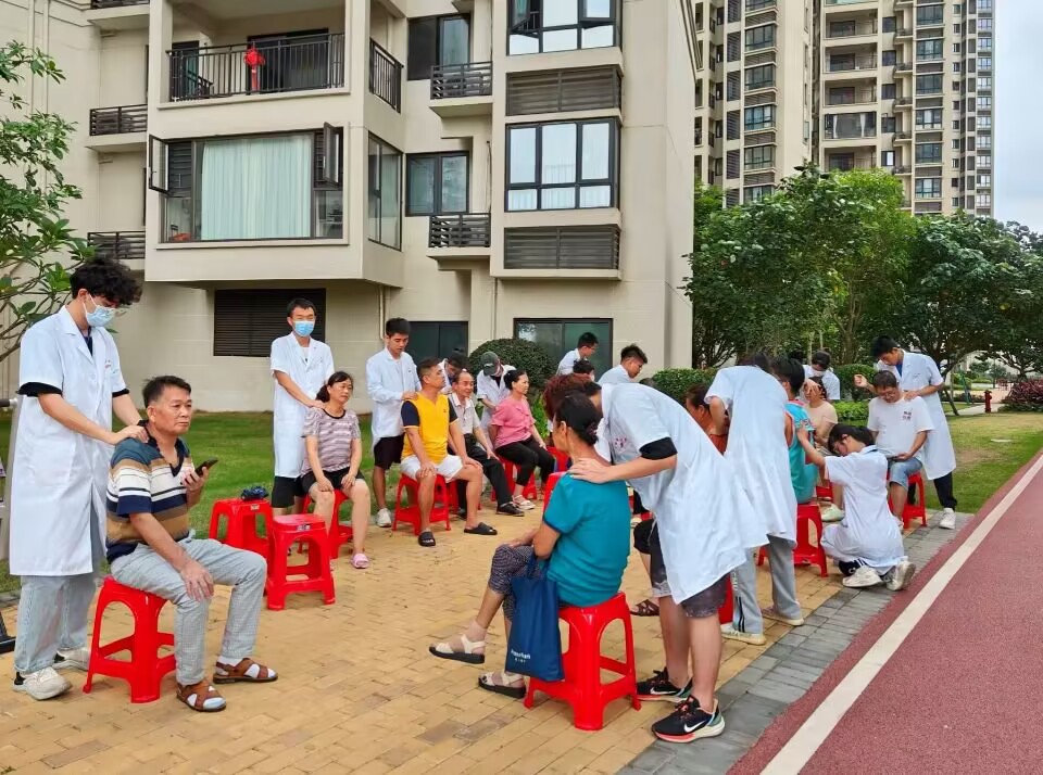 同学们在给社区居民们进行手法放松 同学们在给社区居民们进行手法放松