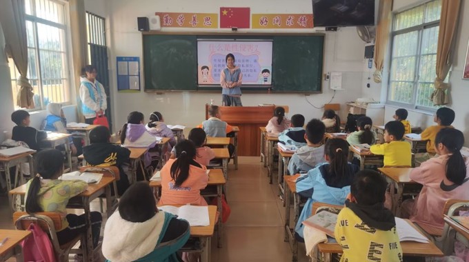 广西中医药大学学生服务总队开展“扬急救之帆，护青春之航”小学宣讲活动