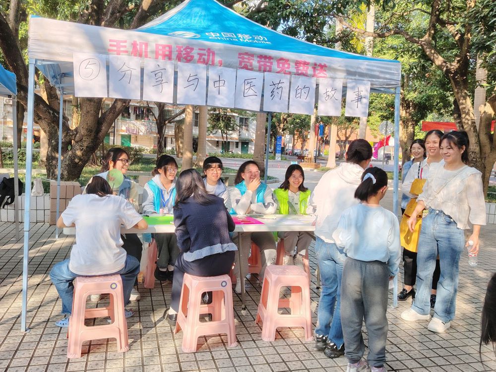 参与者在分享与中医药的故事