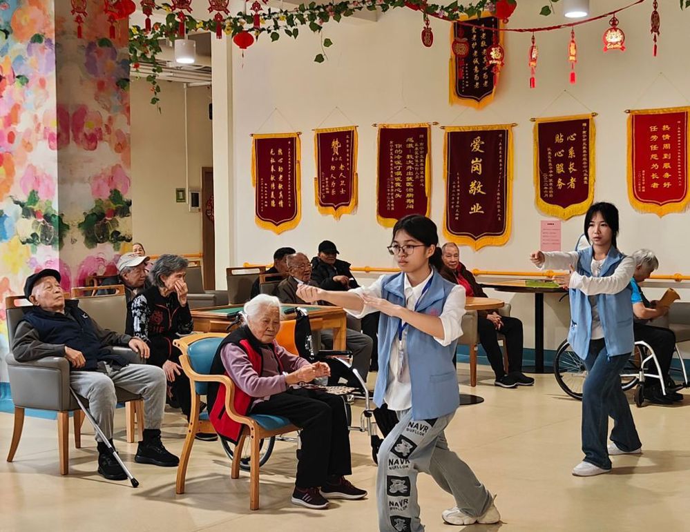 同学们表演太极拳 同学们表演太极拳