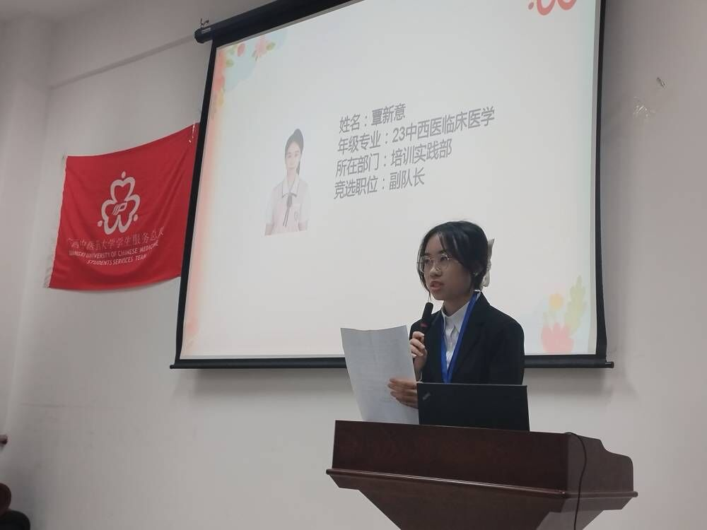竞选人员上台竞选 竞选人员上台竞选