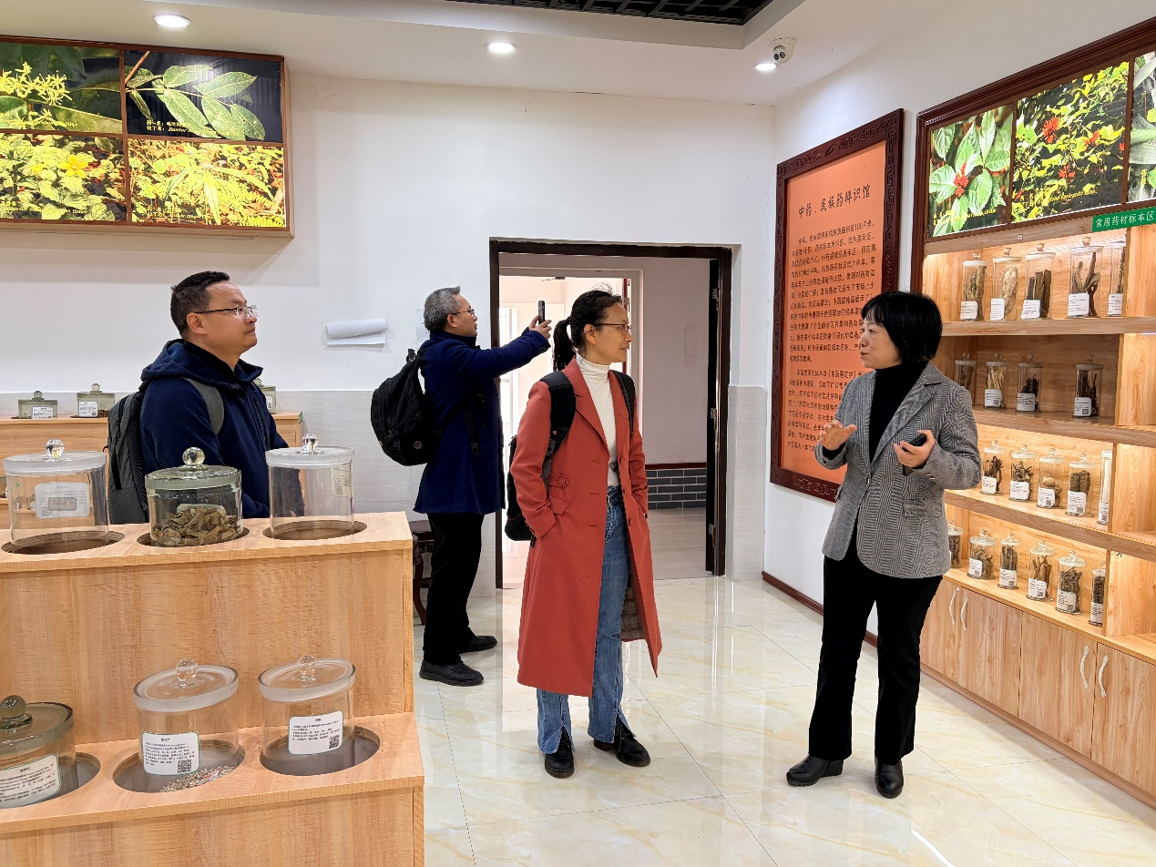 图片3参观药学院