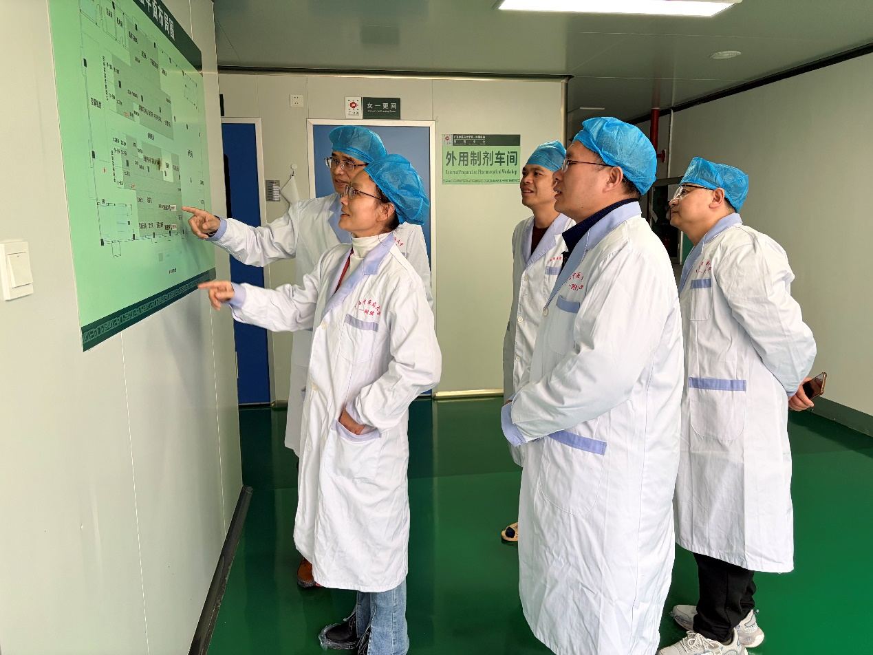 图片4参观第一附属医院制剂中心