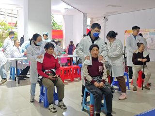 “践行雷锋精神，护佑健康脊柱”——广西中医药大学研究生院志愿服务队进社区开展健康义诊活动