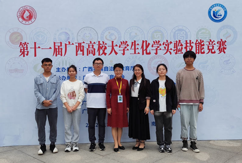 秦华珍副院长与指导教师、参赛学生合影 秦华珍副院长与指导教师、参赛学生合影