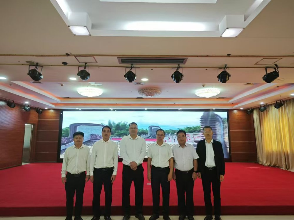 与浦北县领导合影留念.jpg 与浦北县领导合影留念.jpg