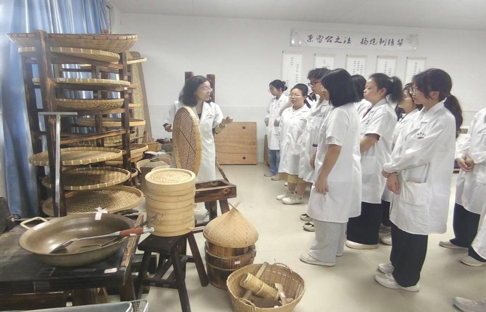 我校中药炮制技术传承基地举办“器蕴乾坤，道承古今——探寻传统炮制工具的奥秘”主题实践活动_中药炮制学教研室_广西中医药大学药学院