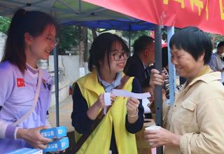 药学院师生联合开展学雷锋志愿服务活动