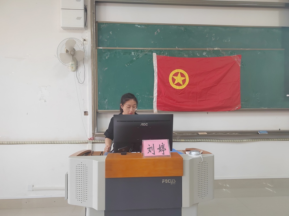 壮医药学院团委书记刘婷宣读开幕词 壮医药学院团委书记刘婷宣读开幕词