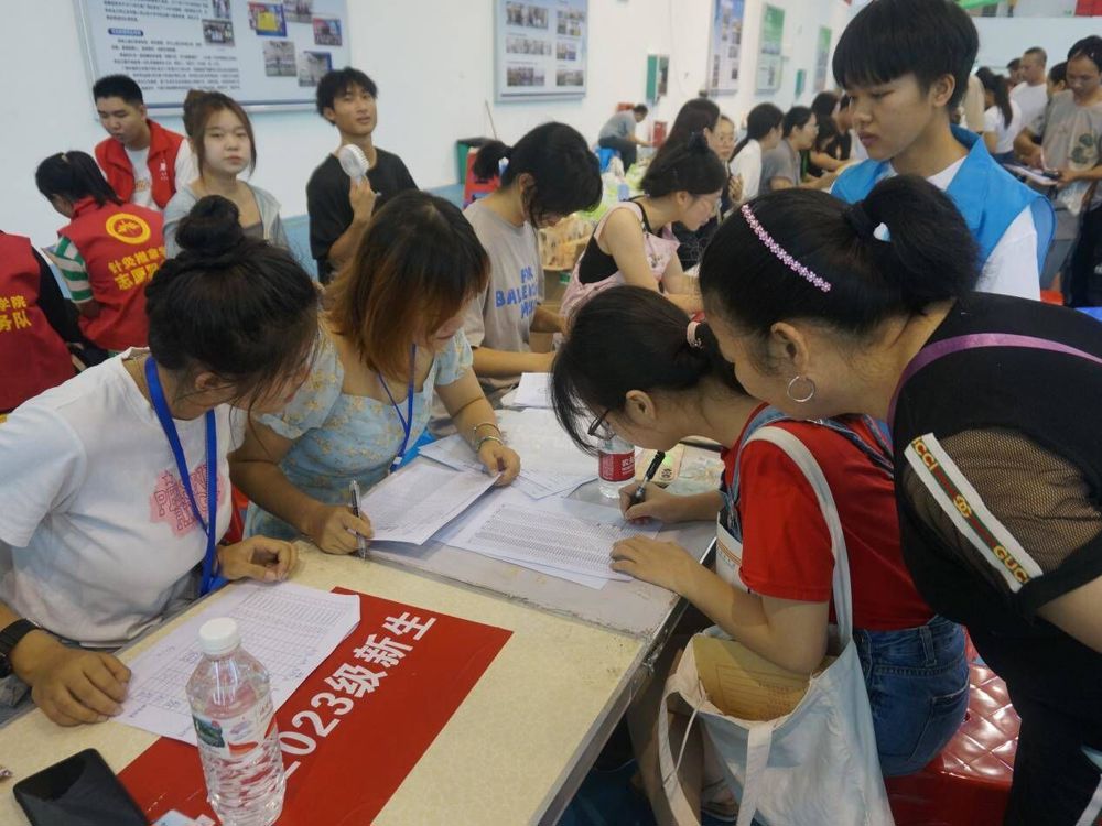 审核组指导新生办理入学手续 审核组指导新生办理入学手续