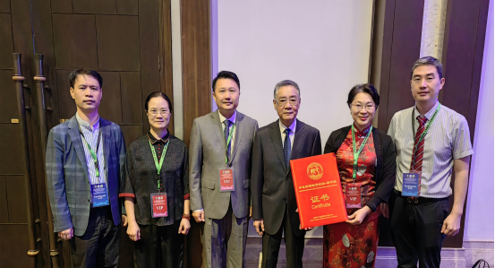 ▲与世界中医药学会联合会主席马建中(原国家中医药管理局副局长)合影 ▲与世界中医药学会联合会主席马建中(原国家中医药管理局副局长)合影