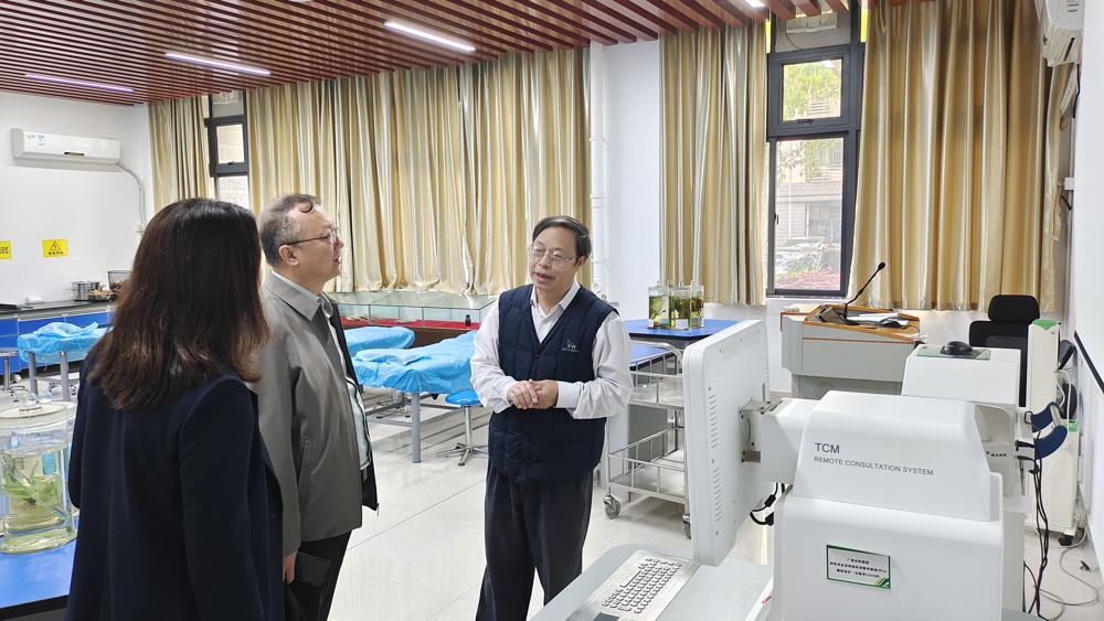 参观壮瑶实验实训室 参观壮瑶实验实训室