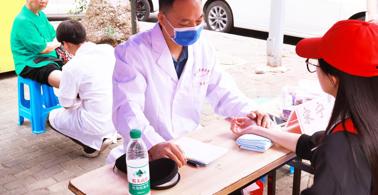 壮医药学院开展“医路暖阳，扬壮医药文化”主题义诊活动